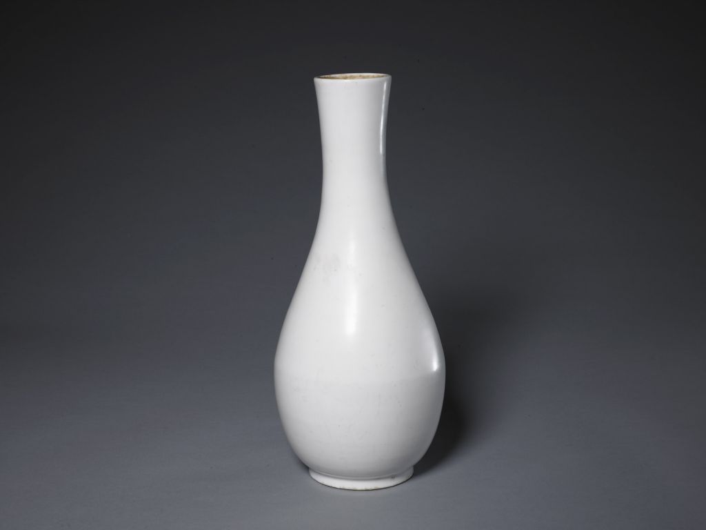 图片[1]-Dehua kiln white glaze dark flower gall bottle-China Archive